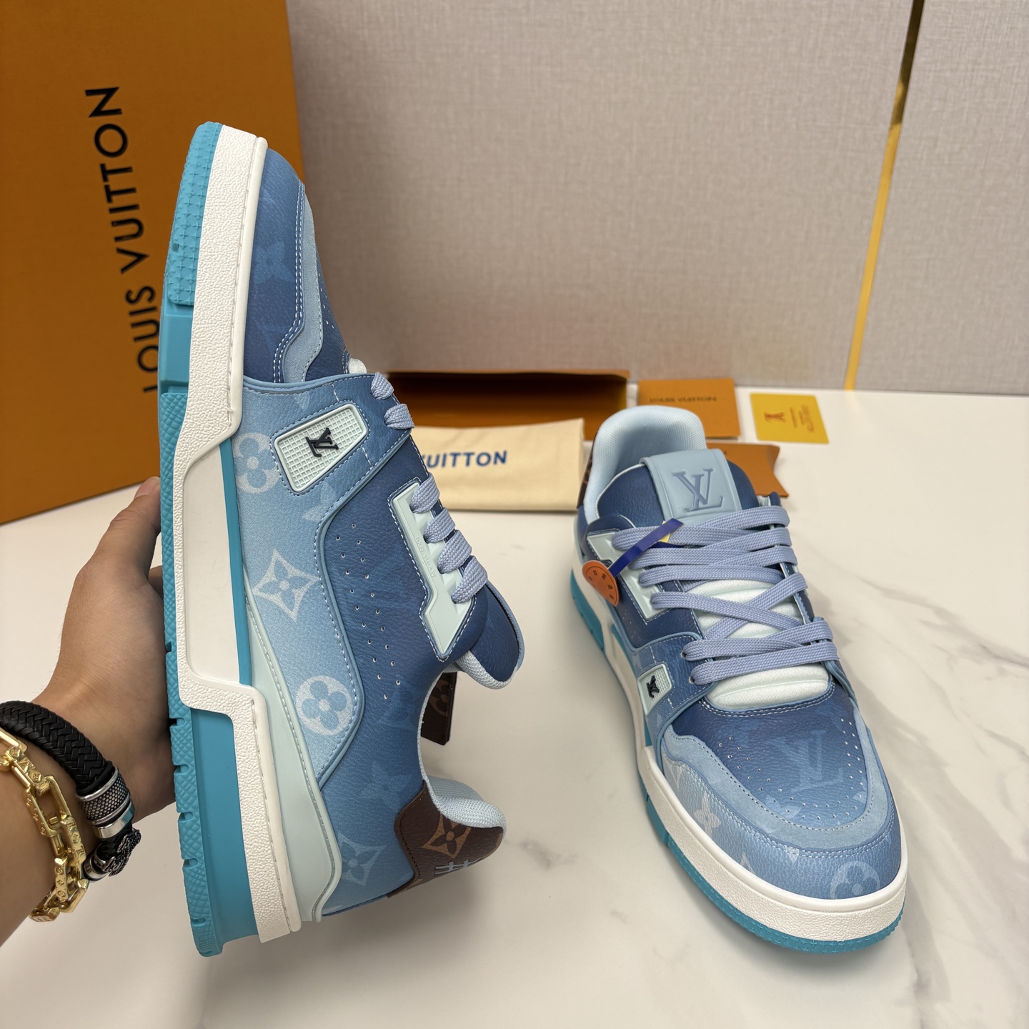 💋💍L家新品 情侣款 👫 L*V TRAINER 系列运动鞋 官方 10,300 Virgi* Ablo