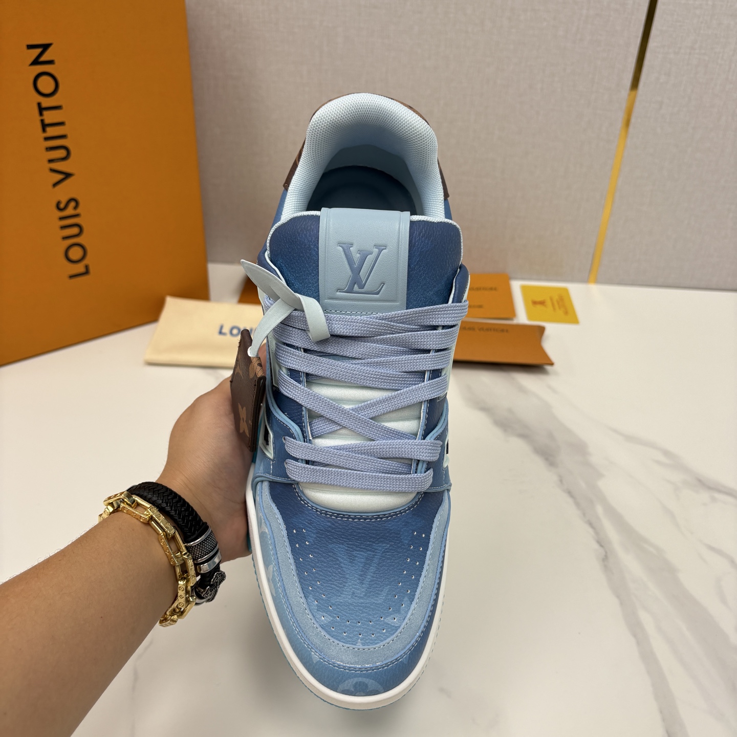 💋💍L家新品 情侣款 👫 L*V TRAINER 系列运动鞋 官方 10,300 Virgi* Ablo