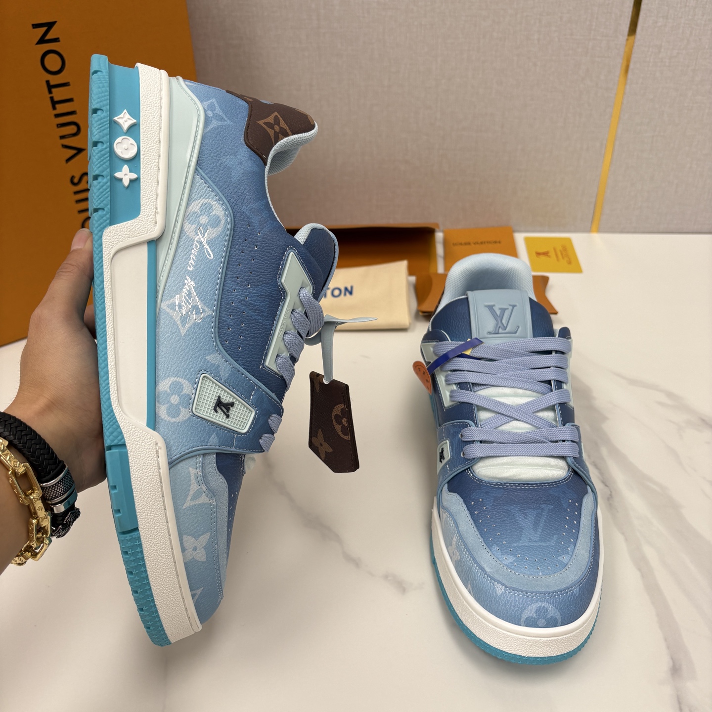 💋💍L家新品 情侣款 👫 L*V TRAINER 系列运动鞋 官方 10,300 Virgi* Ablo