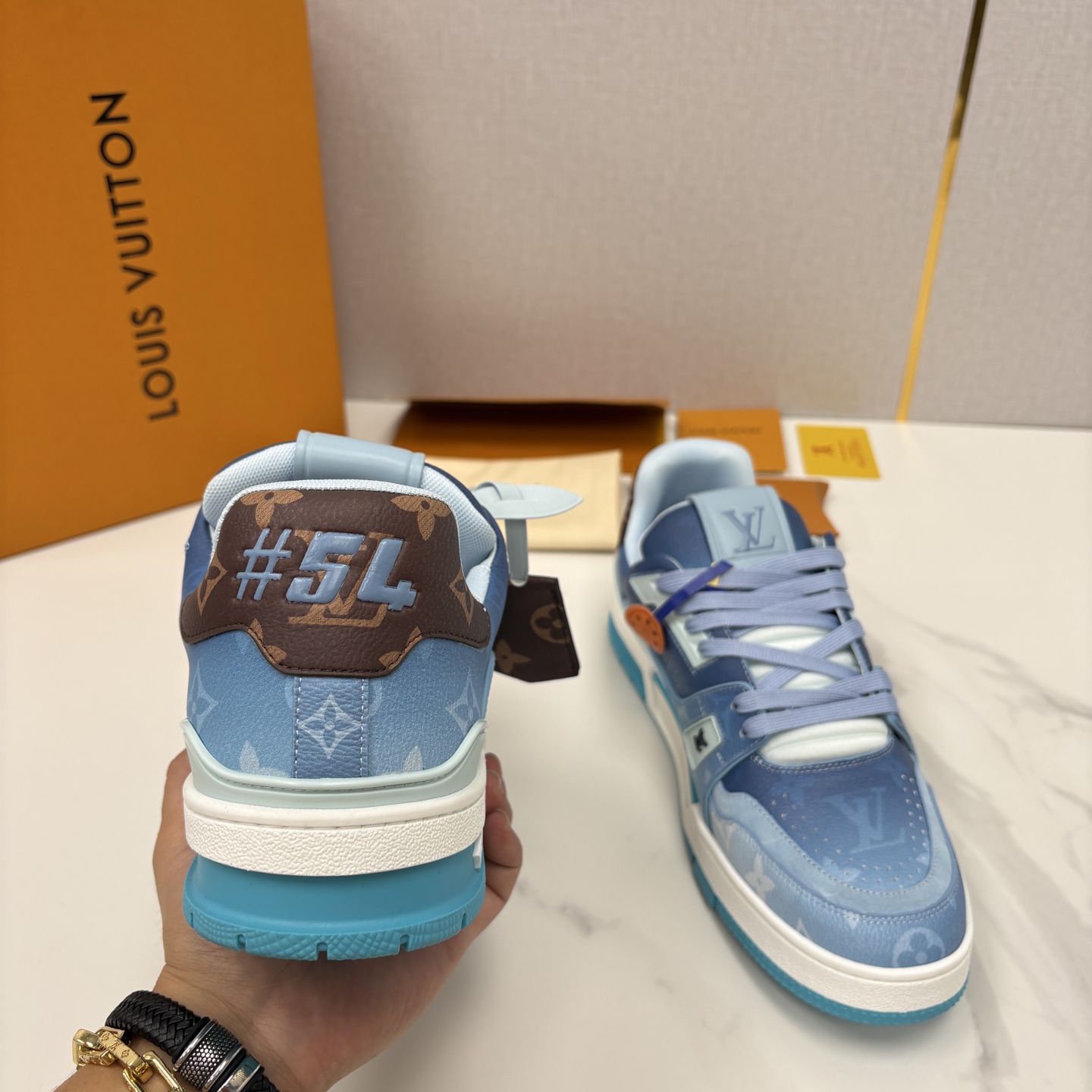 💋💍L家新品 情侣款 👫 L*V TRAINER 系列运动鞋 官方 10,300 Virgi* Ablo