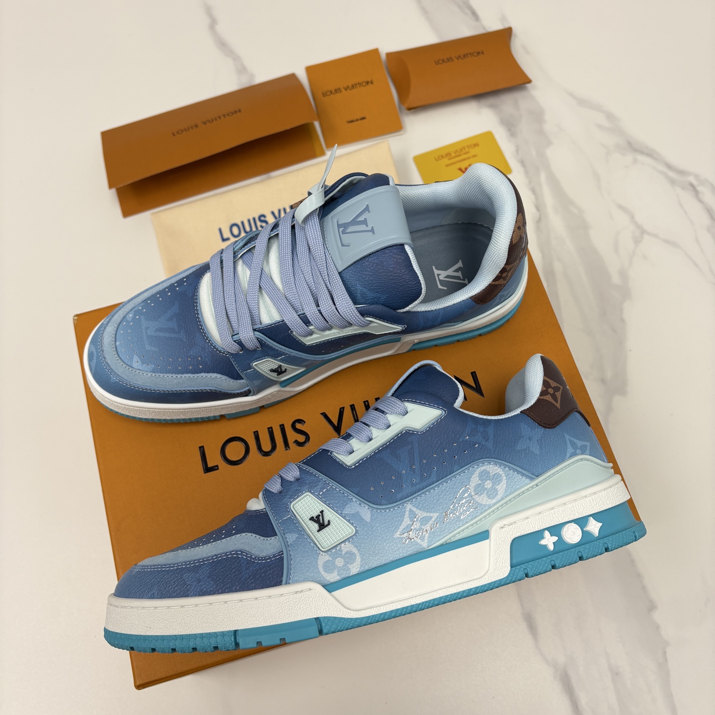 💋💍L家新品 情侣款 👫 L*V TRAINER 系列运动鞋 官方 10,300 Virgi* Ablo