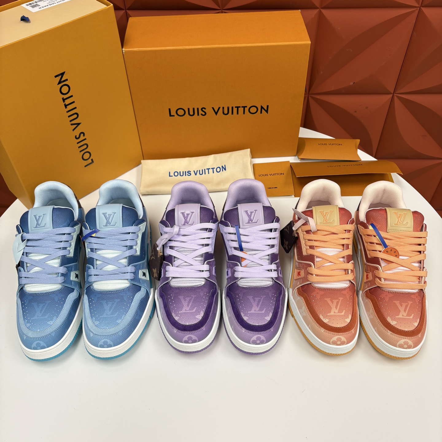 💋💍L家新品 情侣款 👫 L*V TRAINER 系列运动鞋 官方 10,300 Virgi* Ablo