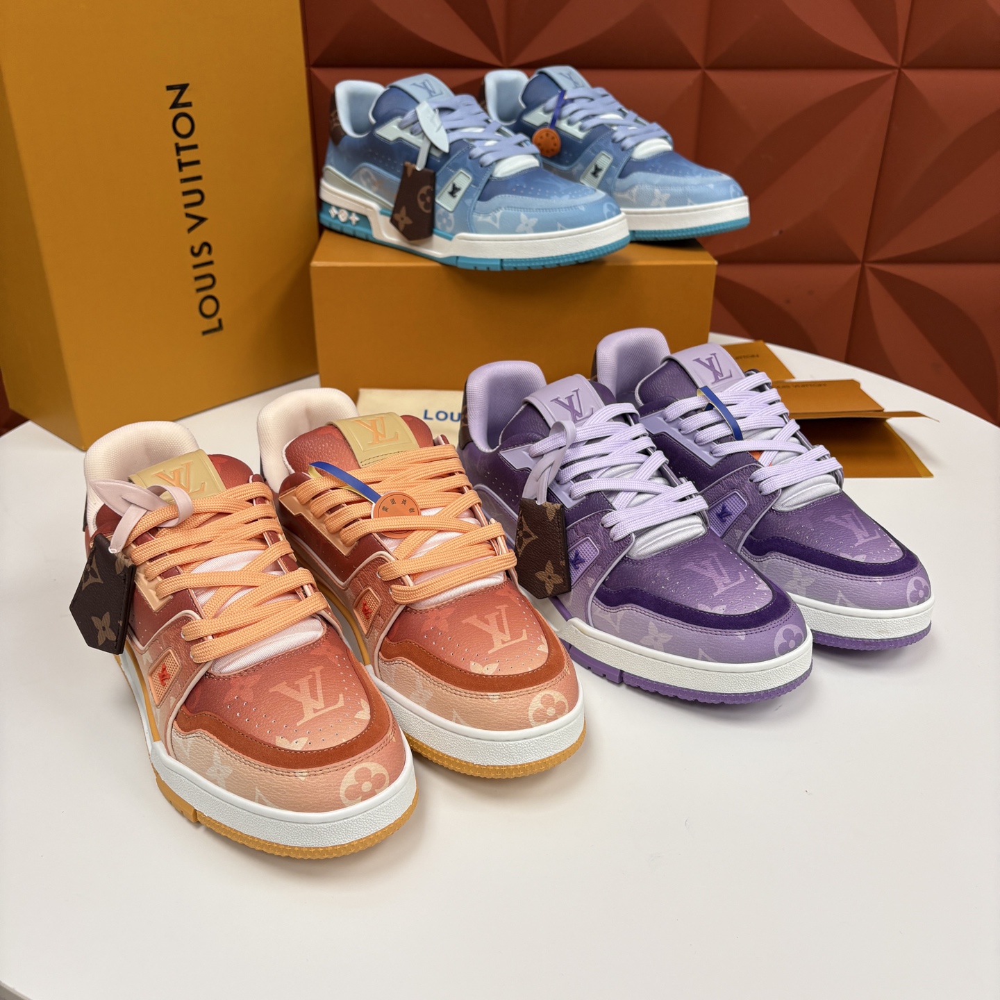 💋💍L家新品 情侣款 👫 L*V TRAINER 系列运动鞋 官方 10,300 Virgi* Ablo