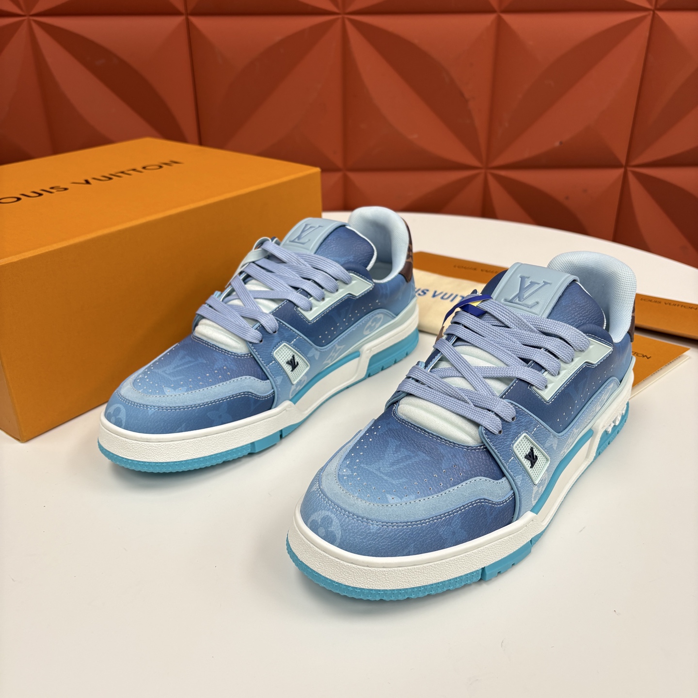 💋💍L家新品 情侣款 👫 L*V TRAINER 系列运动鞋 官方 10,300 Virgi* Ablo