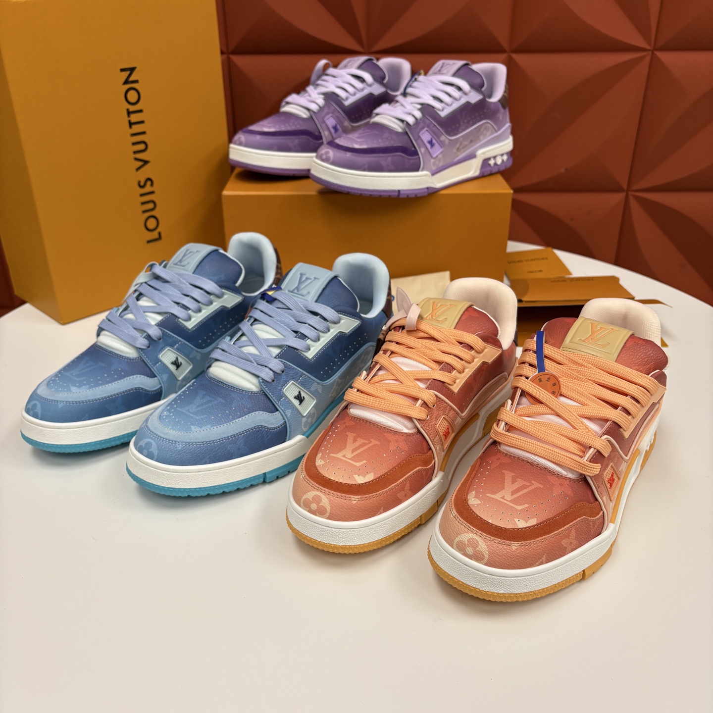 💋💍L家新品 情侣款 👫 L*V TRAINER 系列运动鞋 官方 10,300 Virgi* Ablo