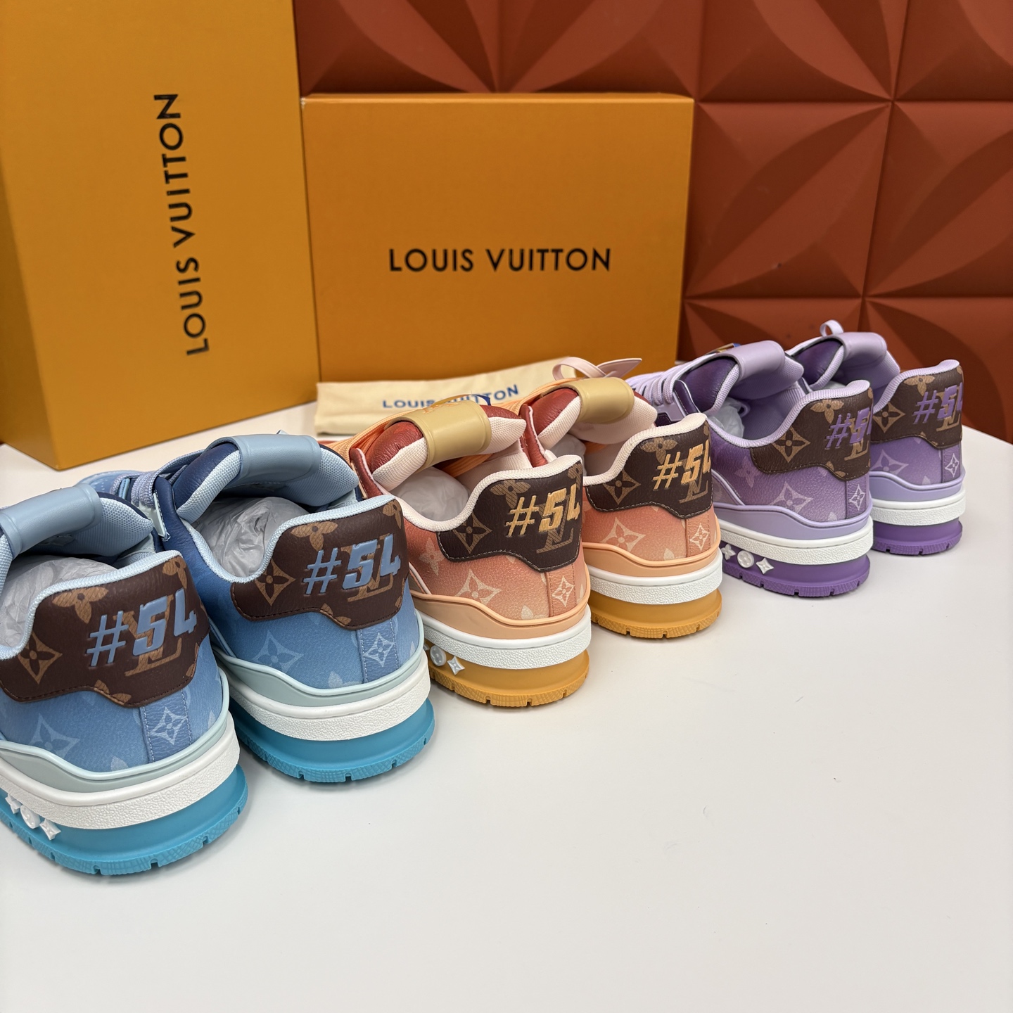 💋💍L家新品 情侣款 👫 L*V TRAINER 系列运动鞋 官方 10,300 Virgi* Ablo