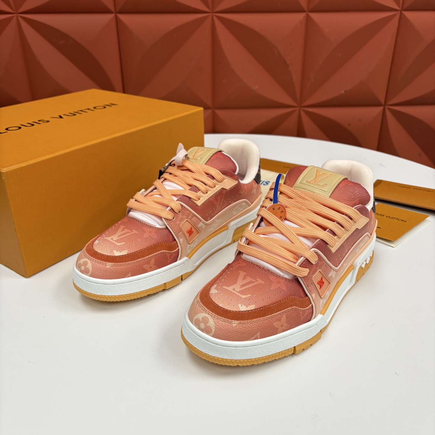 💋💍L家新品 情侣款 👫 L*V TRAINER 系列运动鞋 官方 10,300 Virgi* Ablo