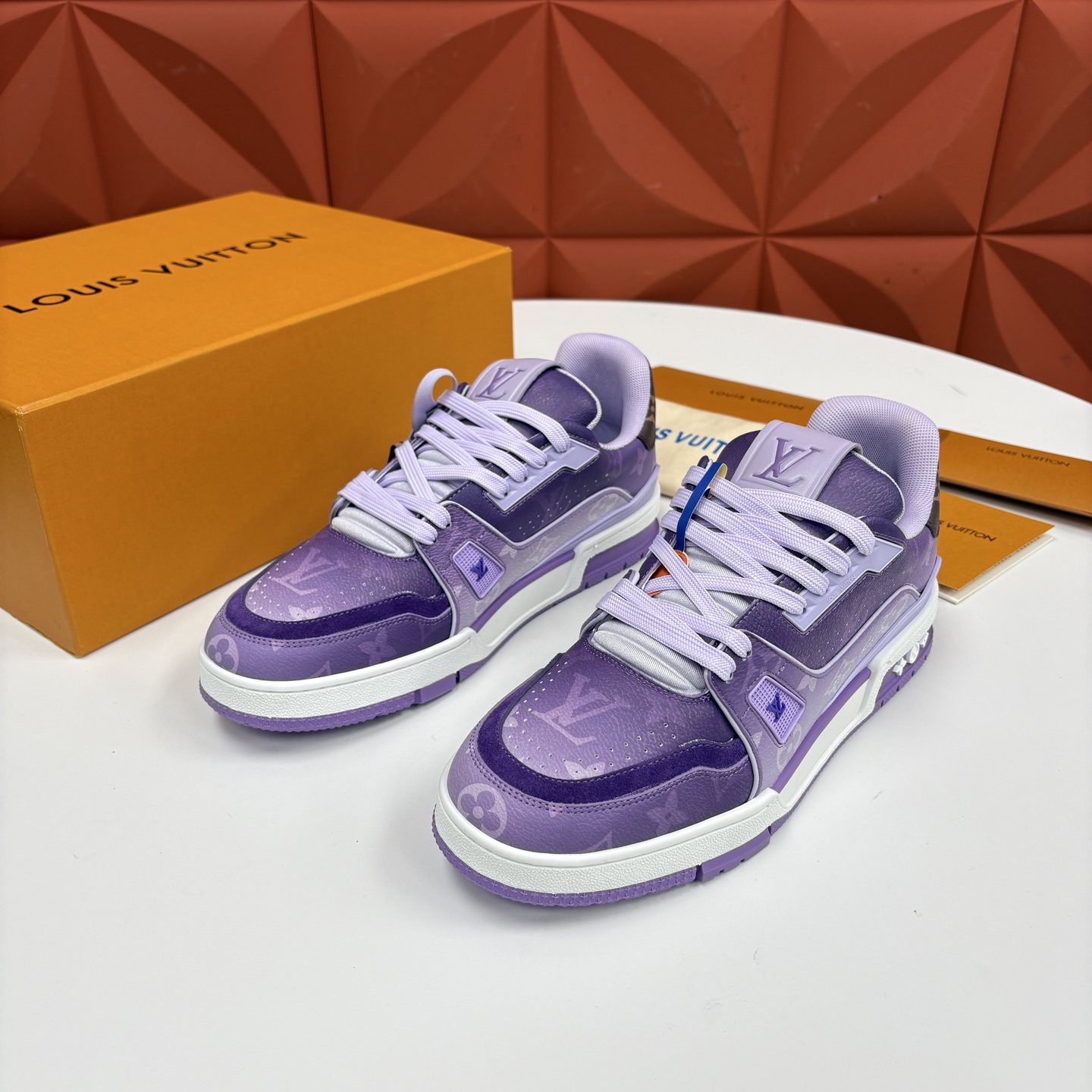 💋💍L家新品 情侣款 👫 L*V TRAINER 系列运动鞋 官方 10,300 Virgi* Ablo