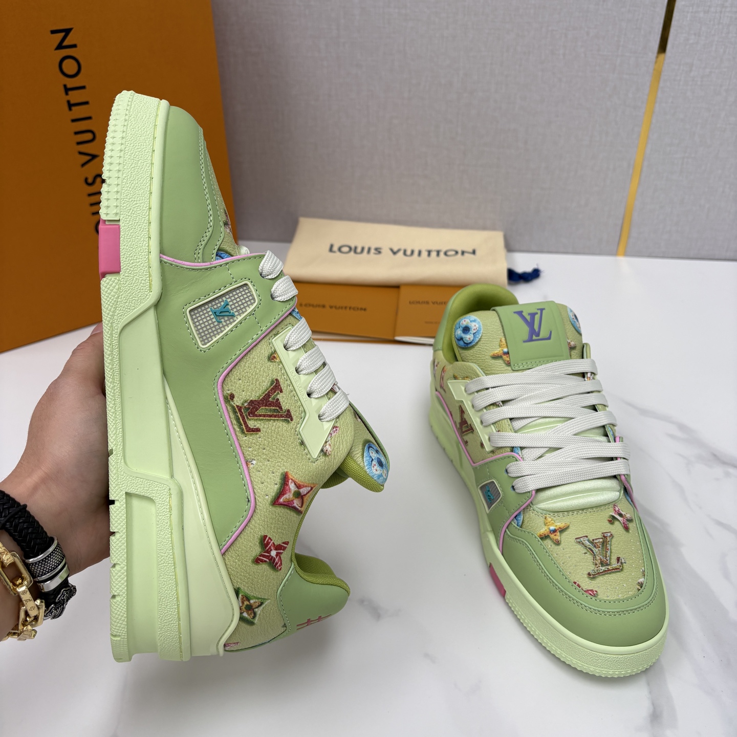 💋💍L家新品 情侣款 👫 L*V TRAINER 系列运动鞋 官方 10,300 Virgi* Ablo