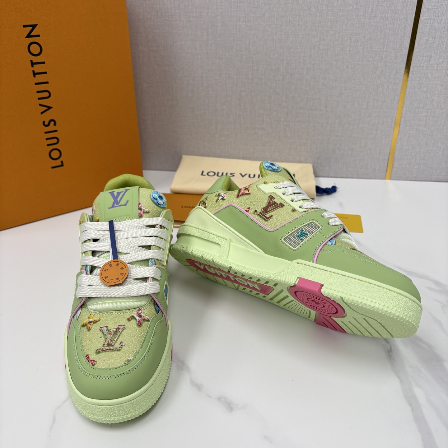 💋💍L家新品 情侣款 👫 L*V TRAINER 系列运动鞋 官方 10,300 Virgi* Ablo