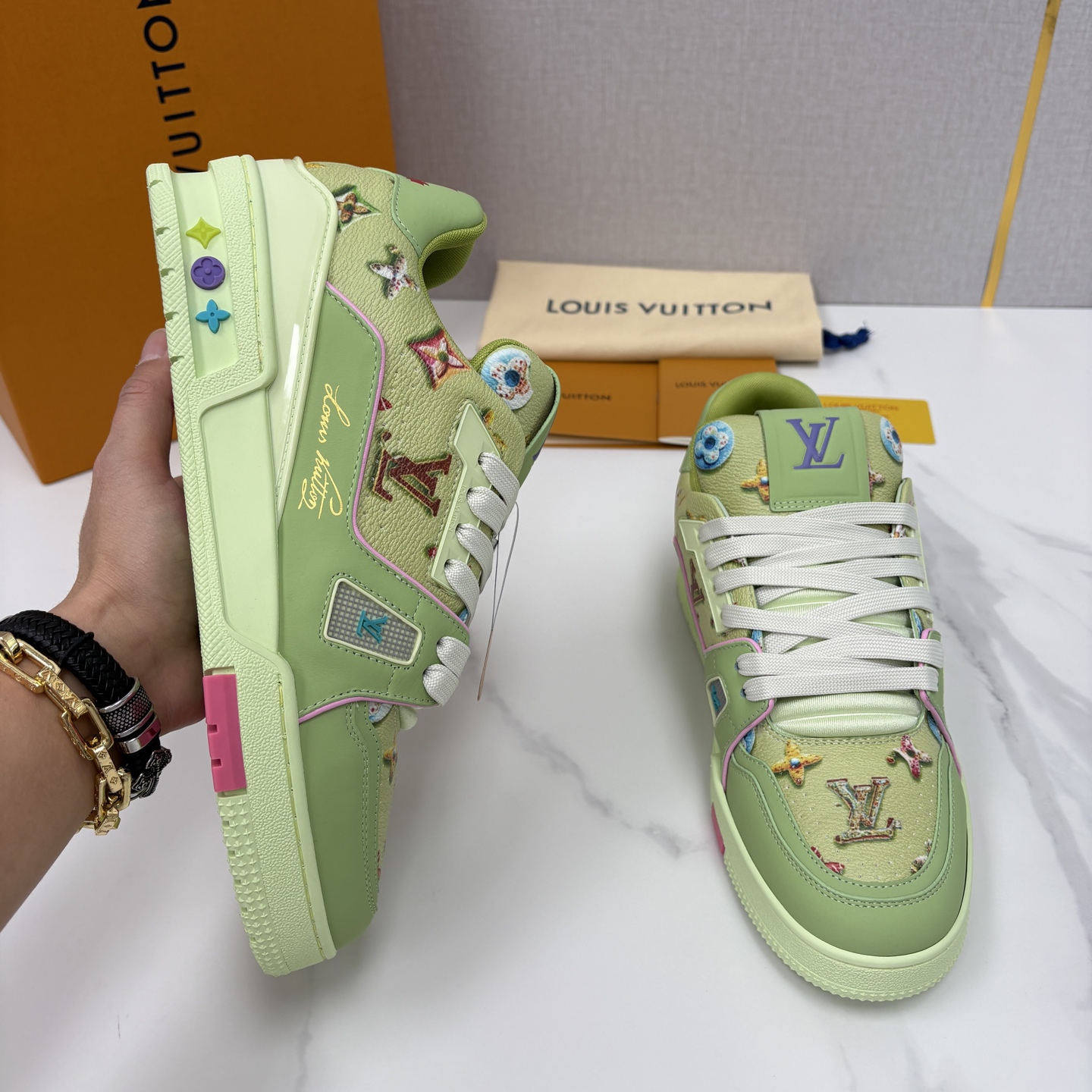 💋💍L家新品 情侣款 👫 L*V TRAINER 系列运动鞋 官方 10,300 Virgi* Ablo