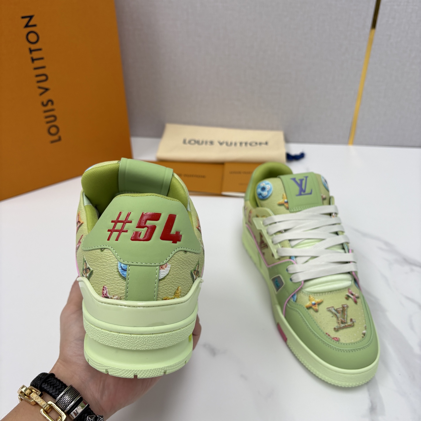 💋💍L家新品 情侣款 👫 L*V TRAINER 系列运动鞋 官方 10,300 Virgi* Ablo