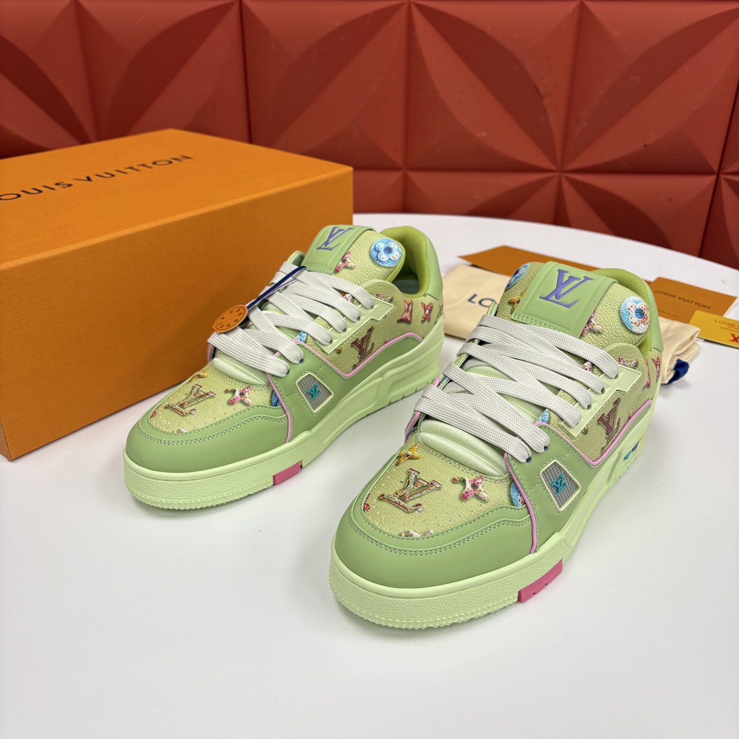 💋💍L家新品 情侣款 👫 L*V TRAINER 系列运动鞋 官方 10,300 Virgi* Ablo