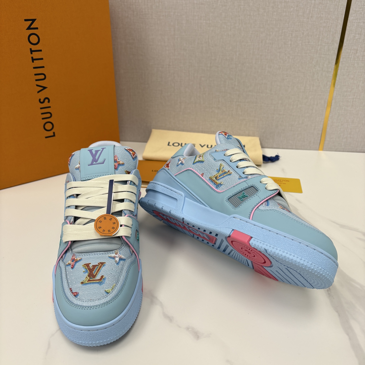 💋💍L家新品 情侣款 👫 L*V TRAINER 系列运动鞋 官方 10,300 Virgi* Ablo