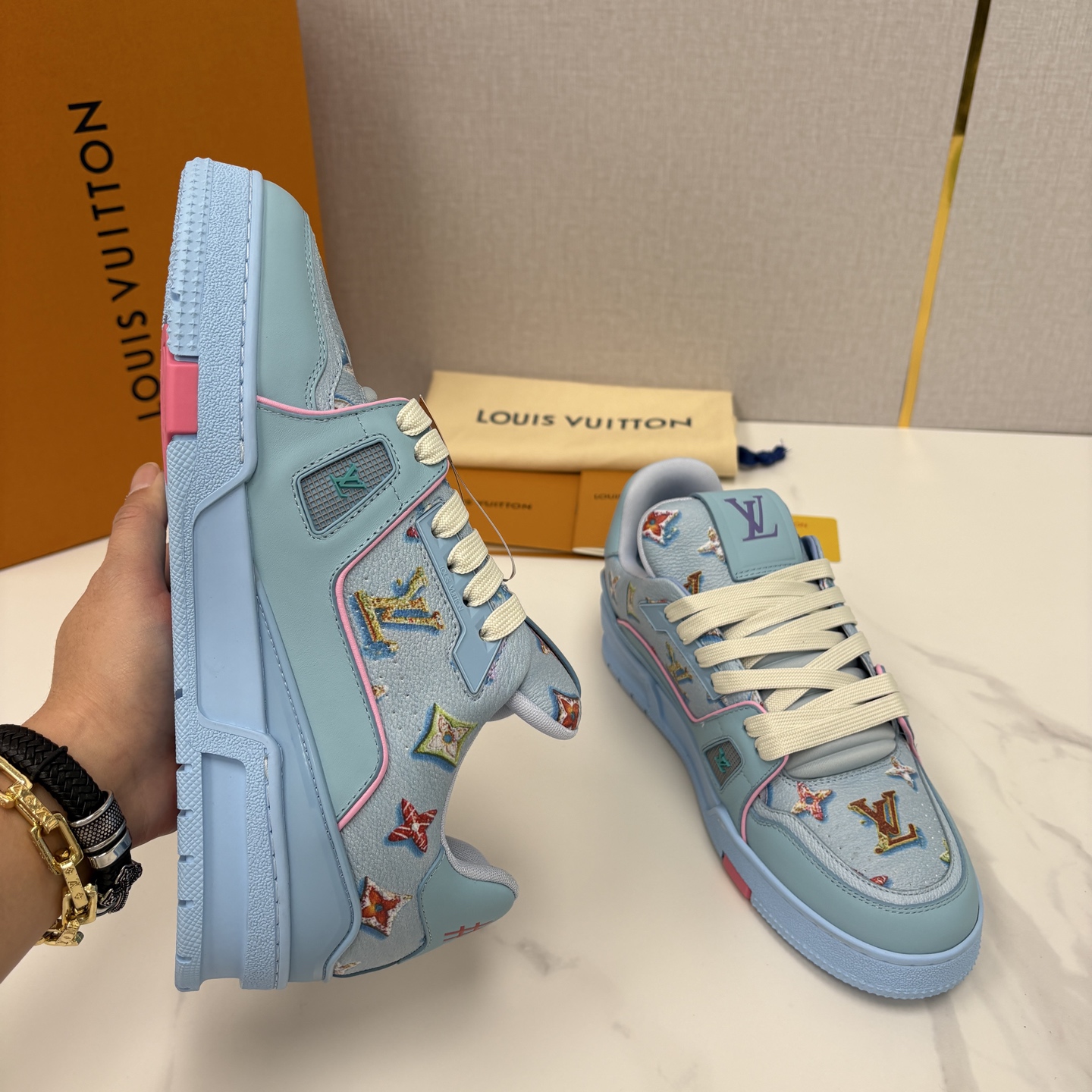 💋💍L家新品 情侣款 👫 L*V TRAINER 系列运动鞋 官方 10,300 Virgi* Ablo