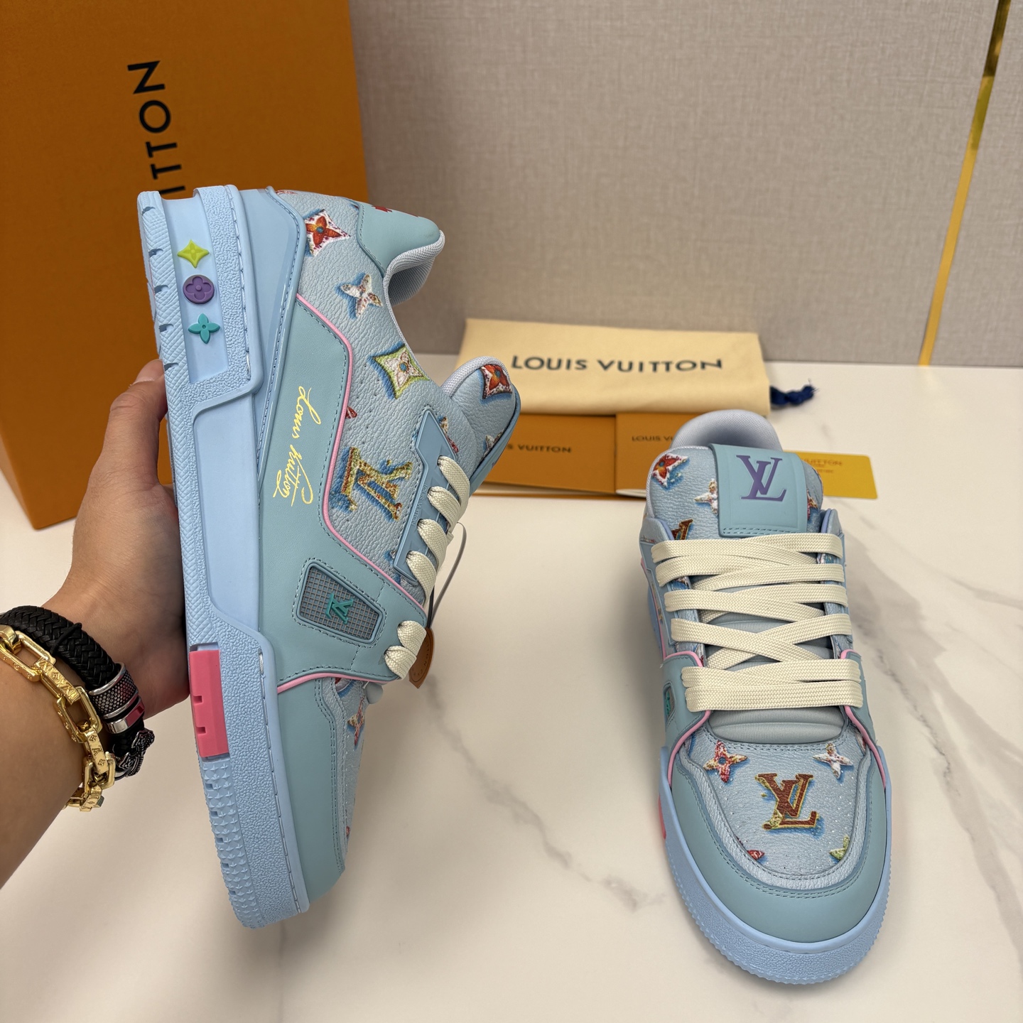 💋💍L家新品 情侣款 👫 L*V TRAINER 系列运动鞋 官方 10,300 Virgi* Ablo