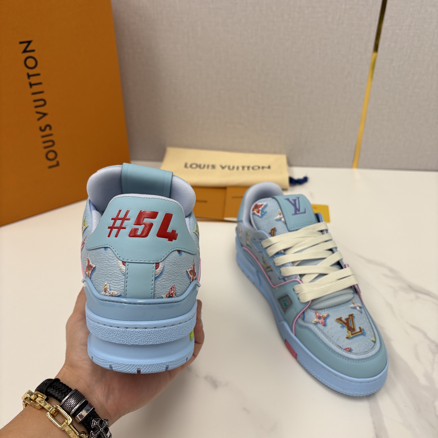 💋💍L家新品 情侣款 👫 L*V TRAINER 系列运动鞋 官方 10,300 Virgi* Ablo