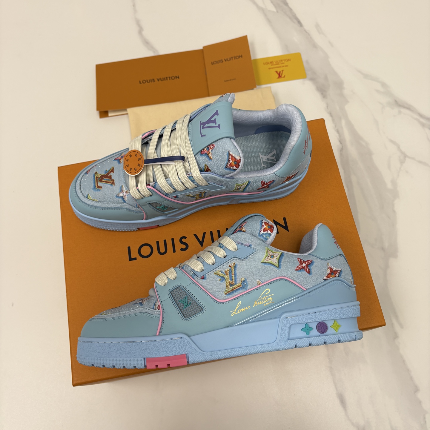 💋💍L家新品 情侣款 👫 L*V TRAINER 系列运动鞋 官方 10,300 Virgi* Ablo