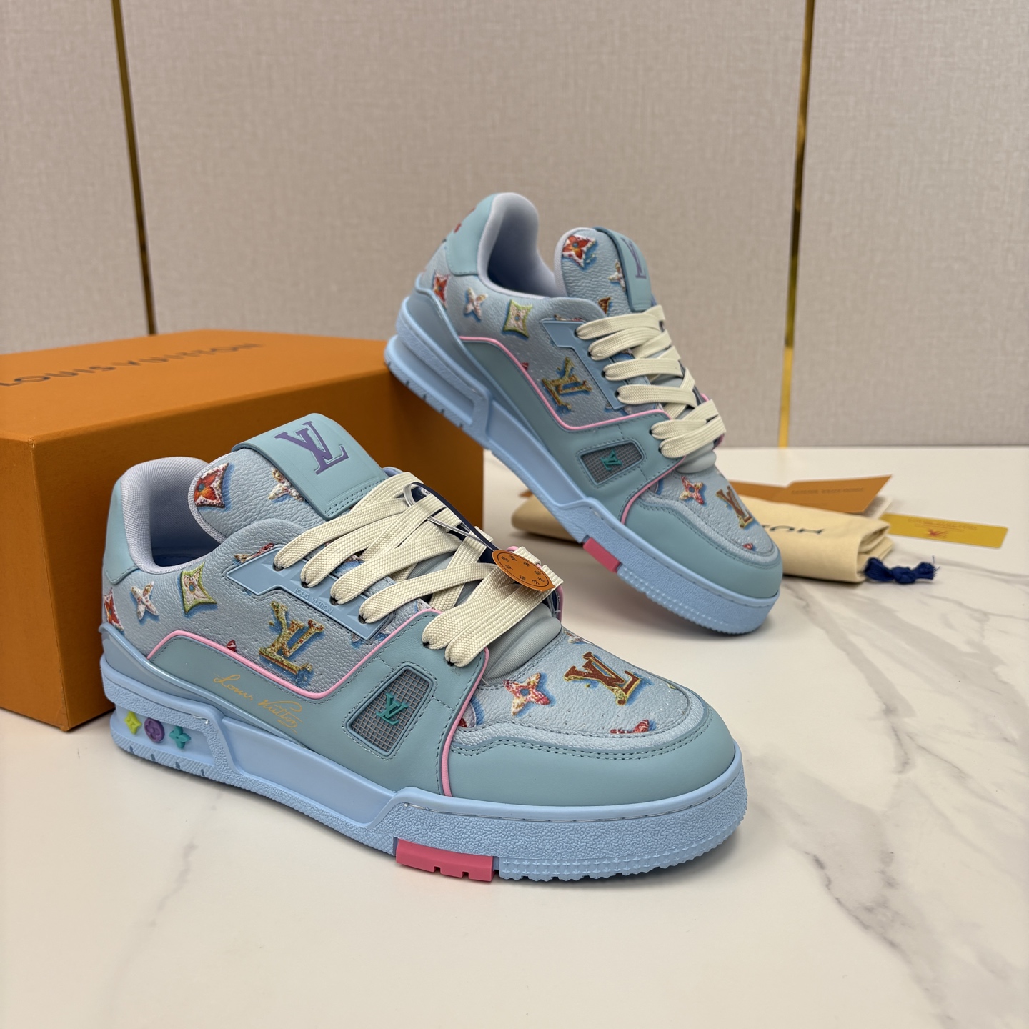 💋💍L家新品 情侣款 👫 L*V TRAINER 系列运动鞋 官方 10,300 Virgi* Ablo