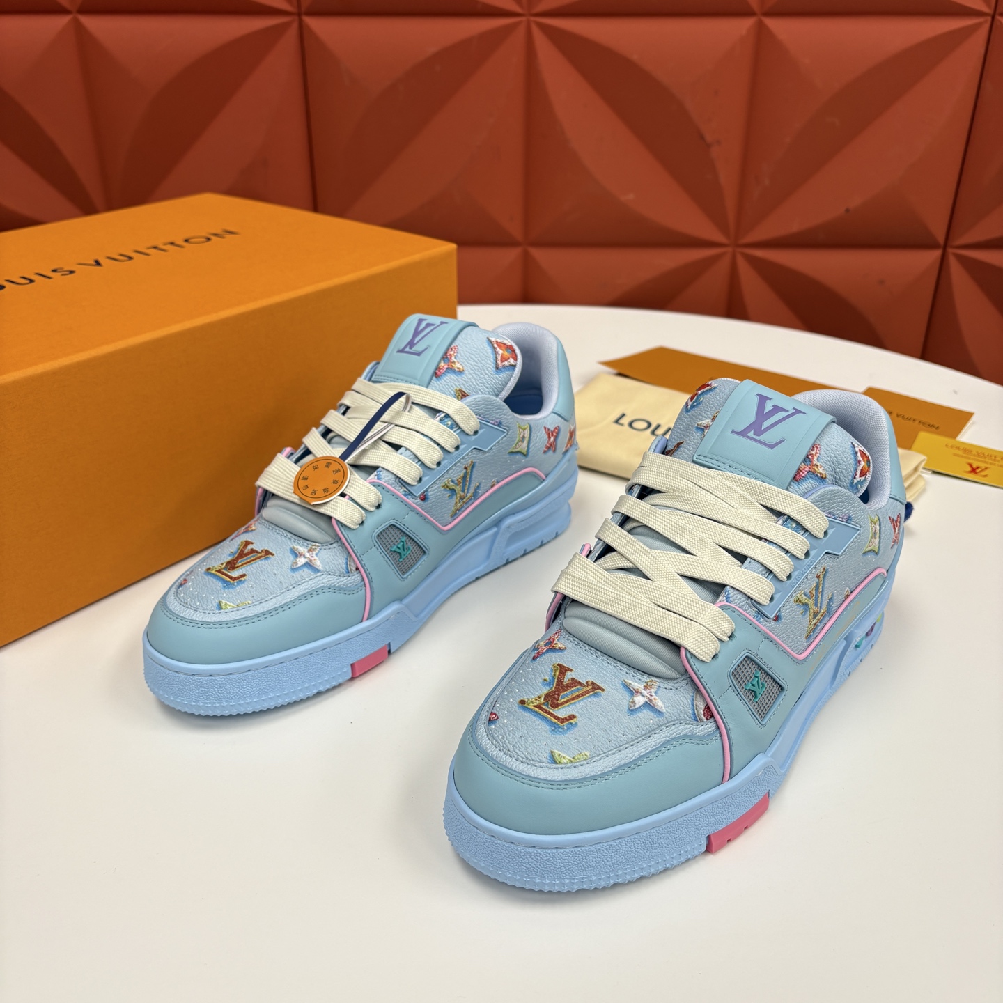 💋💍L家新品 情侣款 👫 L*V TRAINER 系列运动鞋 官方 10,300 Virgi* Ablo