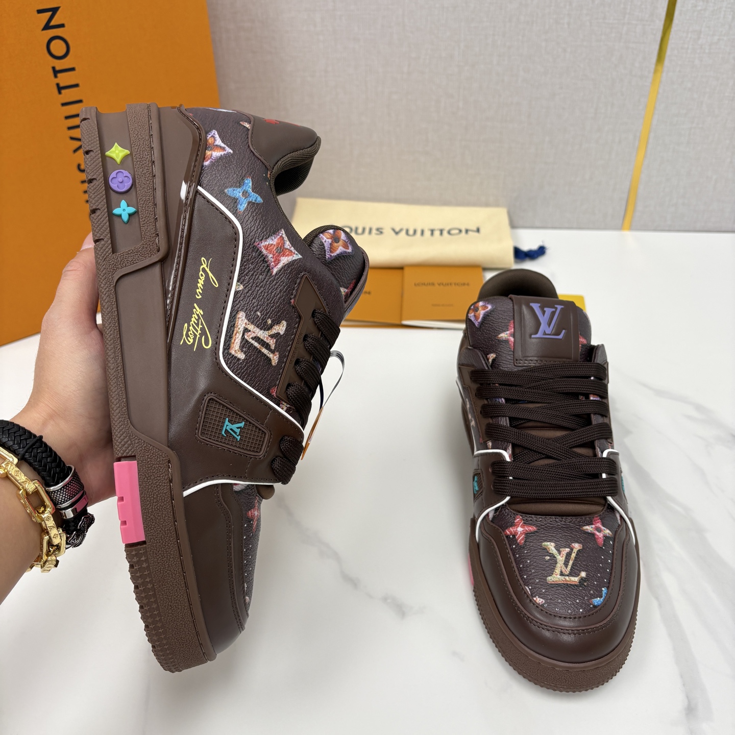 💋💍L家新品 情侣款 👫 L*V TRAINER 系列运动鞋 官方 10,300 Virgi* Ablo