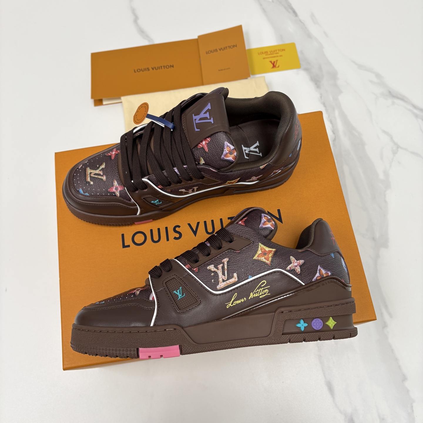 💋💍L家新品 情侣款 👫 L*V TRAINER 系列运动鞋 官方 10,300 Virgi* Ablo