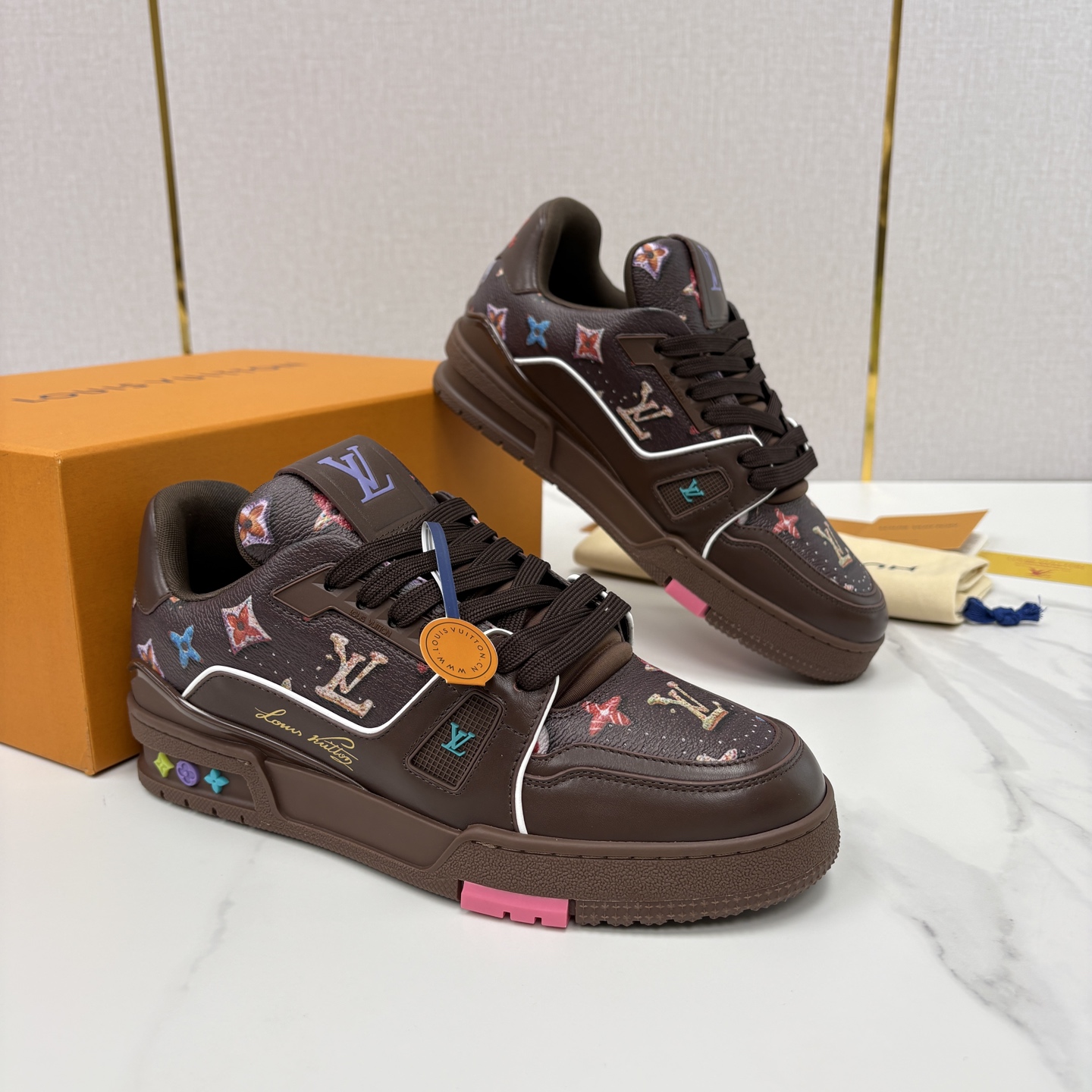 💋💍L家新品 情侣款 👫 L*V TRAINER 系列运动鞋 官方 10,300 Virgi* Ablo