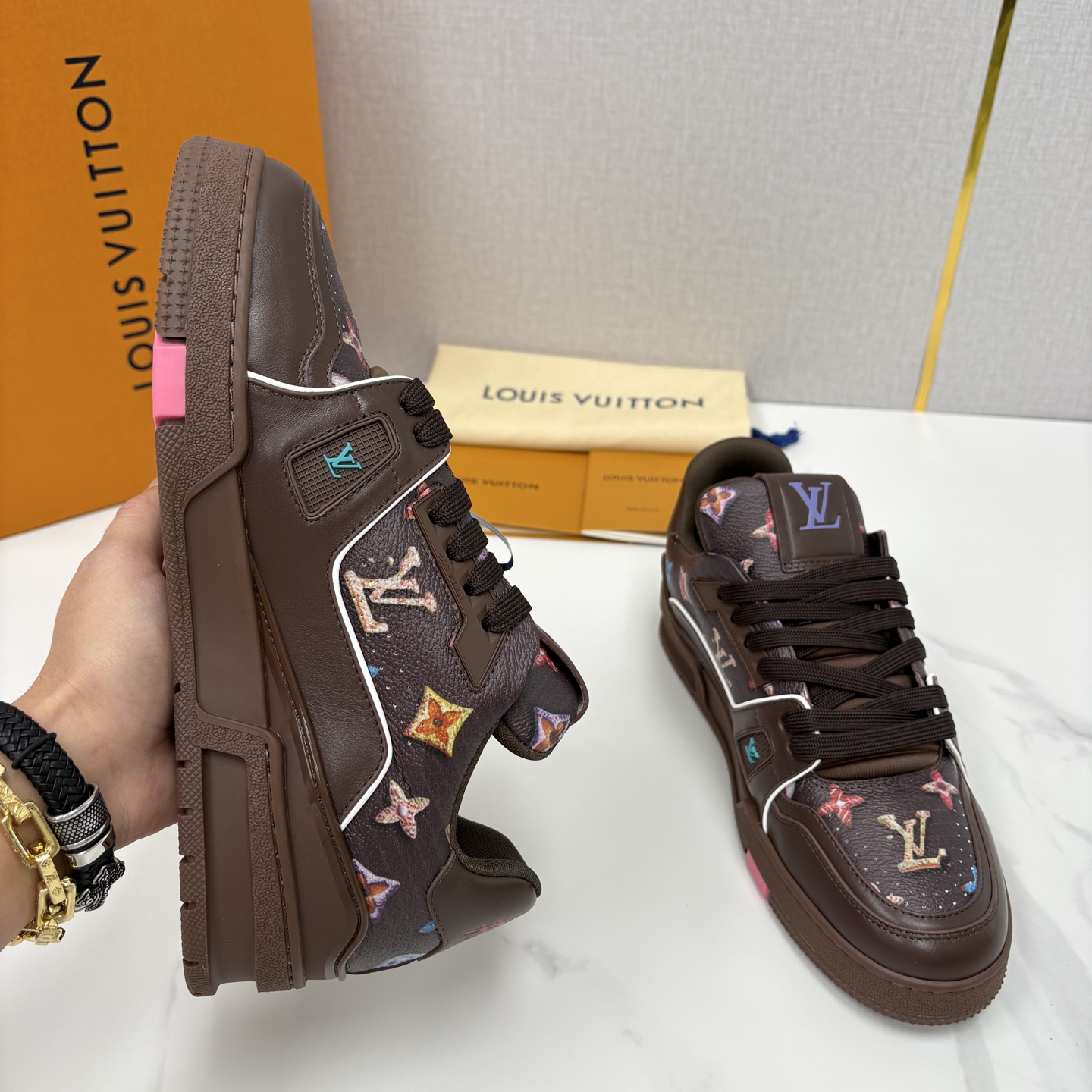 💋💍L家新品 情侣款 👫 L*V TRAINER 系列运动鞋 官方 10,300 Virgi* Ablo