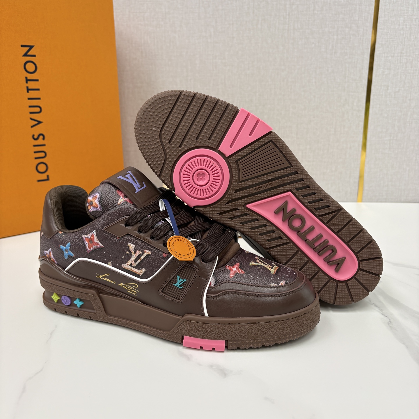 💋💍L家新品 情侣款 👫 L*V TRAINER 系列运动鞋 官方 10,300 Virgi* Ablo