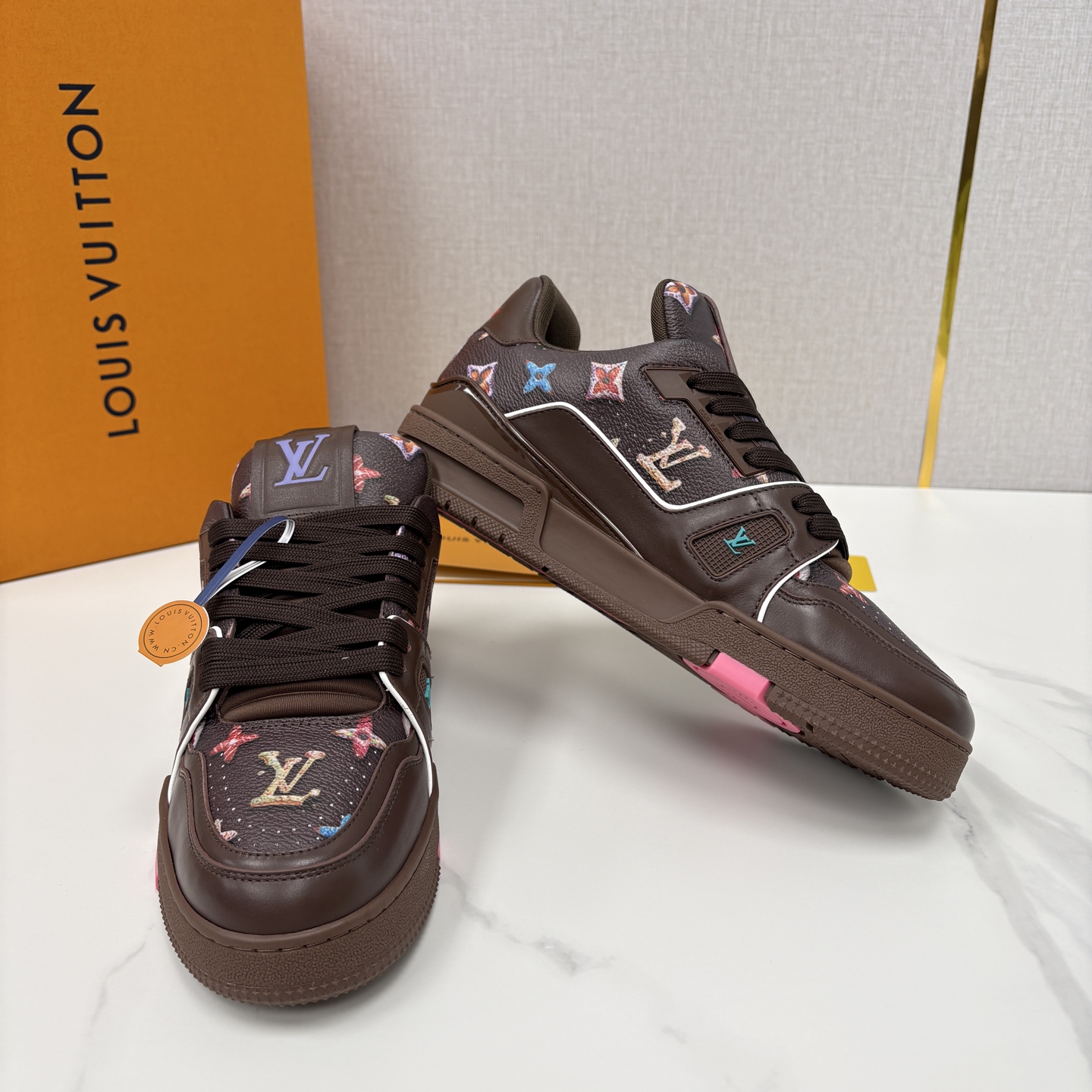 💋💍L家新品 情侣款 👫 L*V TRAINER 系列运动鞋 官方 10,300 Virgi* Ablo