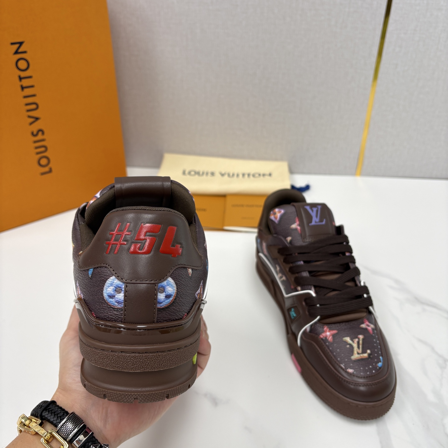 💋💍L家新品 情侣款 👫 L*V TRAINER 系列运动鞋 官方 10,300 Virgi* Ablo