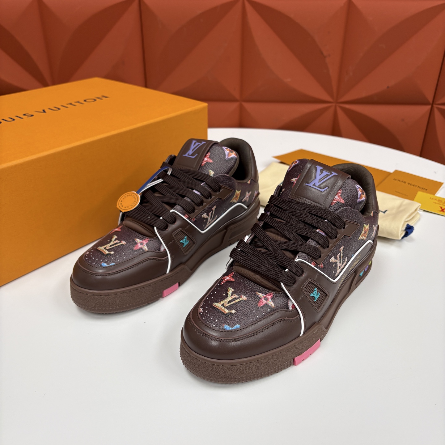 💋💍L家新品 情侣款 👫 L*V TRAINER 系列运动鞋 官方 10,300 Virgi* Ablo