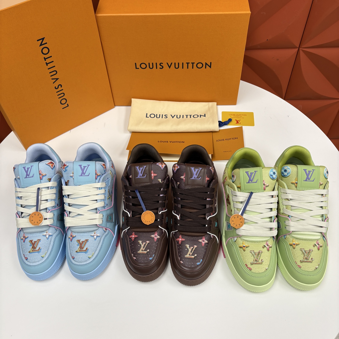 💋💍L家新品 情侣款 👫 L*V TRAINER 系列运动鞋 官方 10,300 Virgi* Ablo