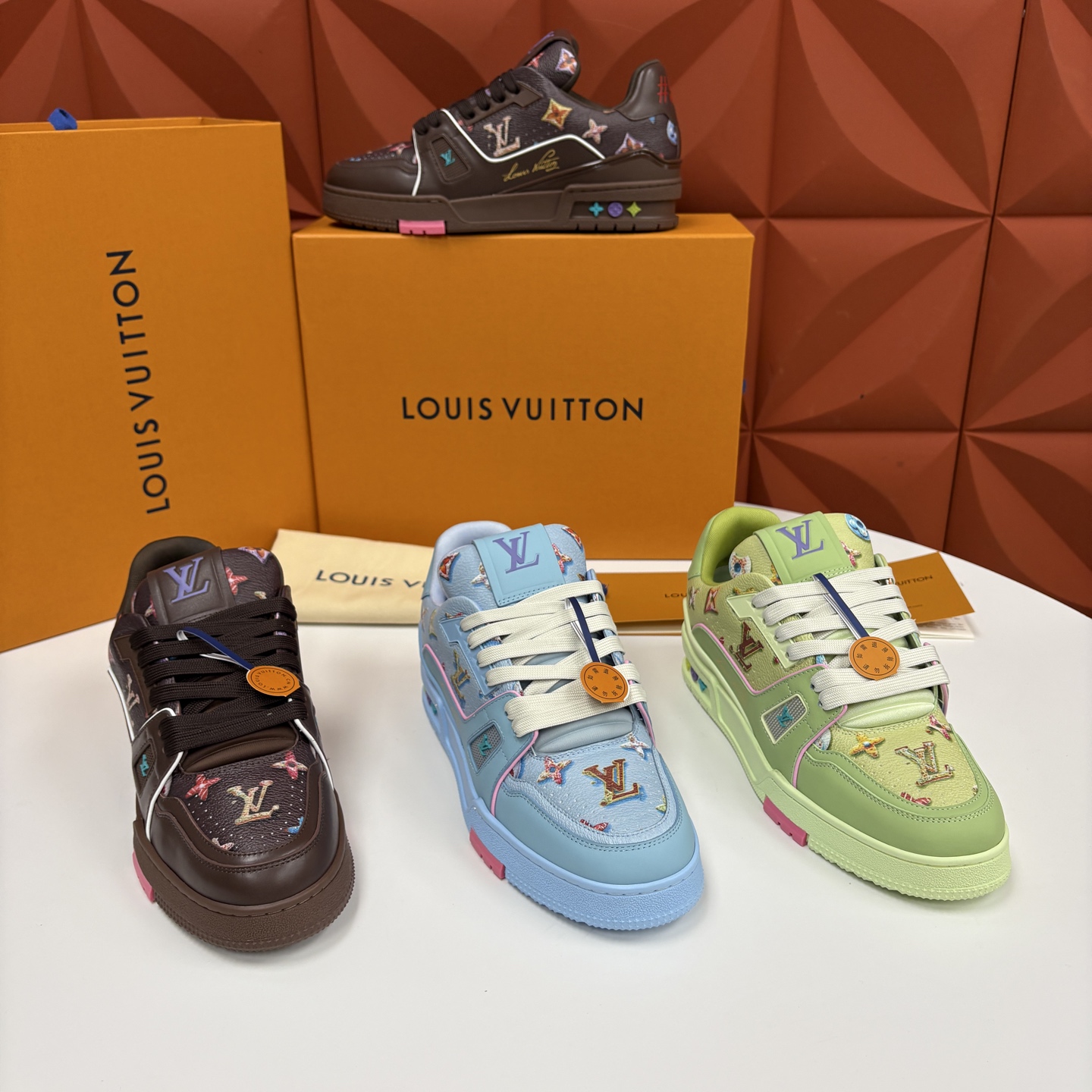 💋💍L家新品 情侣款 👫 L*V TRAINER 系列运动鞋 官方 10,300 Virgi* Ablo