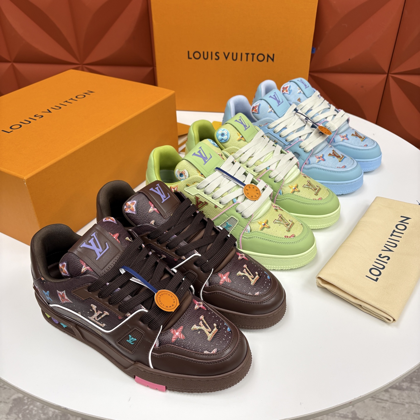 💋💍L家新品 情侣款 👫 L*V TRAINER 系列运动鞋 官方 10,300 Virgi* Ablo