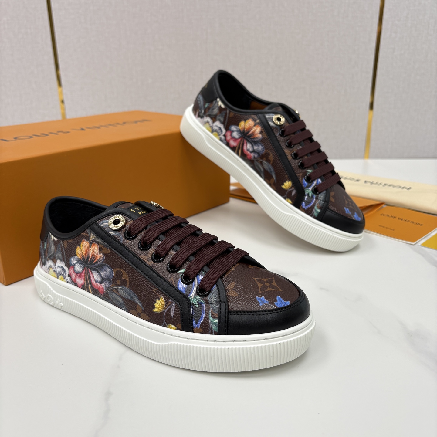 💋💍L家新品 情侣款👫 经典老花休闲板鞋运动鞋 以Monogram老花为品牌灵魂，将法式优雅与现代潮流完