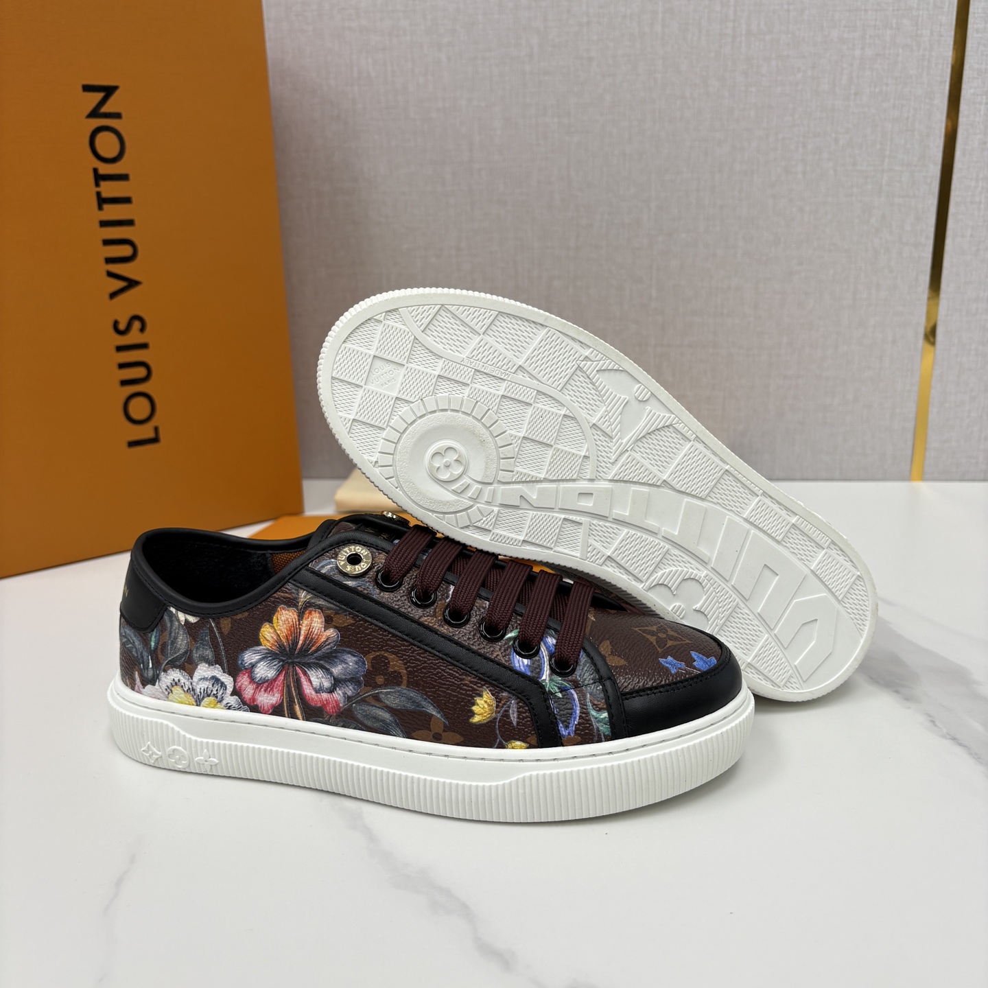 💋💍L家新品 情侣款👫 经典老花休闲板鞋运动鞋 以Monogram老花为品牌灵魂，将法式优雅与现代潮流完