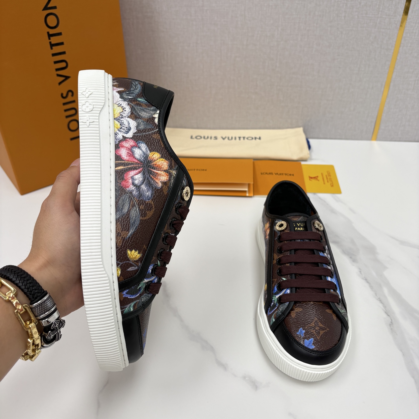 💋💍L家新品 情侣款👫 经典老花休闲板鞋运动鞋 以Monogram老花为品牌灵魂，将法式优雅与现代潮流完