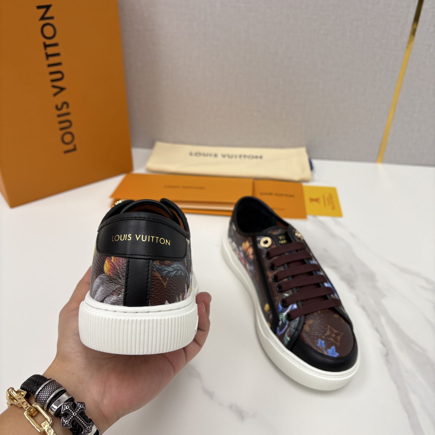 💋💍L家新品 情侣款👫 经典老花休闲板鞋运动鞋 以Monogram老花为品牌灵魂，将法式优雅与现代潮流完