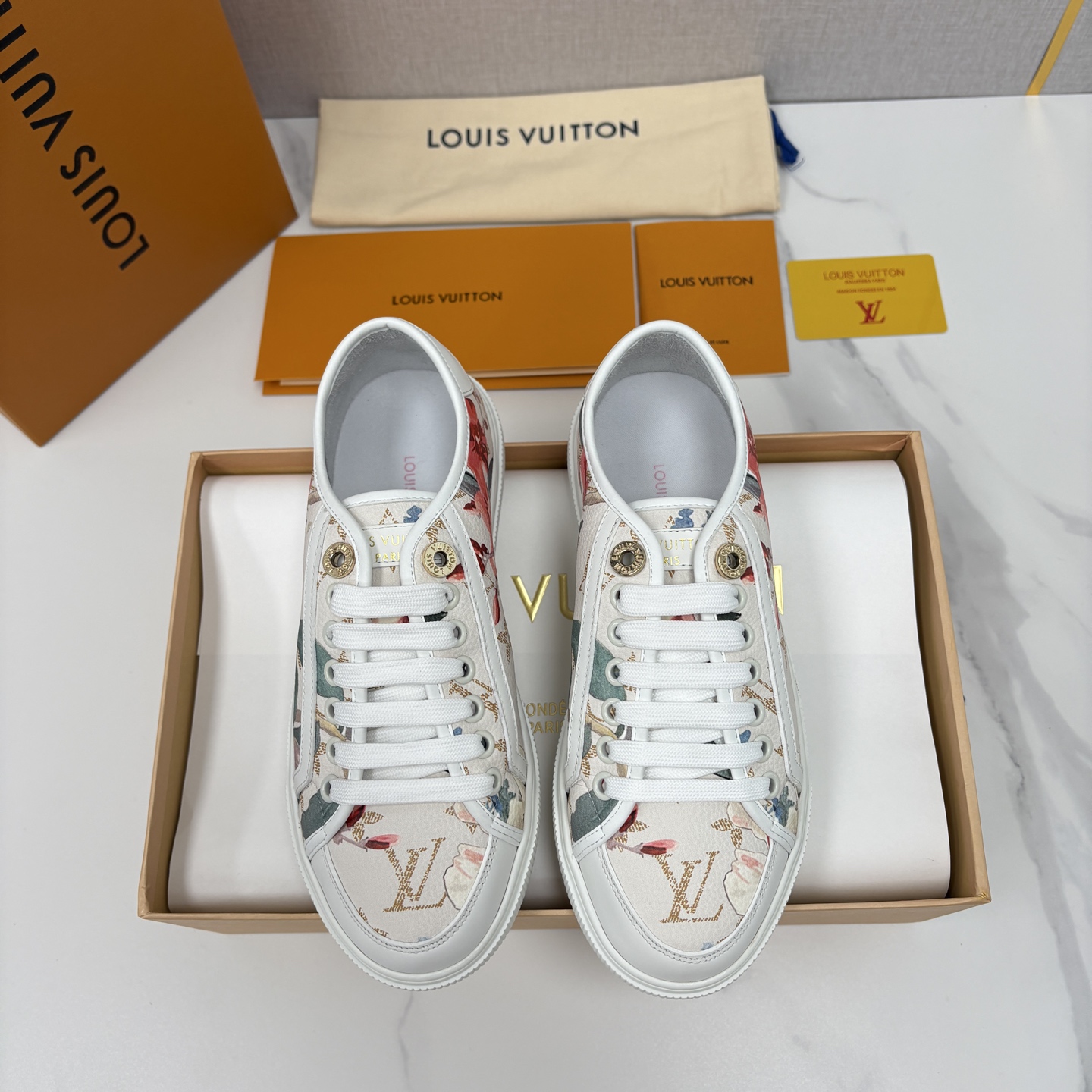 💋💍L家新品 情侣款👫 经典老花休闲板鞋运动鞋 以Monogram老花为品牌灵魂，将法式优雅与现代潮流完