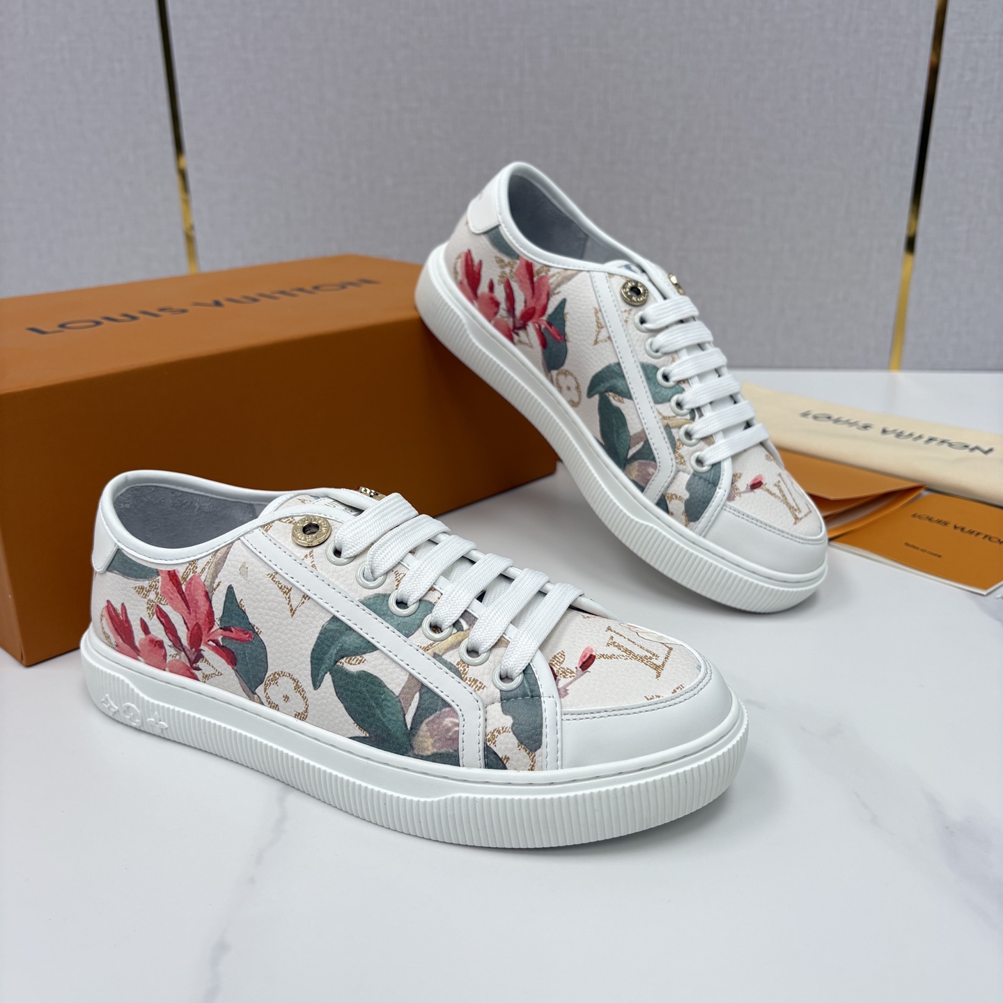 💋💍L家新品 情侣款👫 经典老花休闲板鞋运动鞋 以Monogram老花为品牌灵魂，将法式优雅与现代潮流完