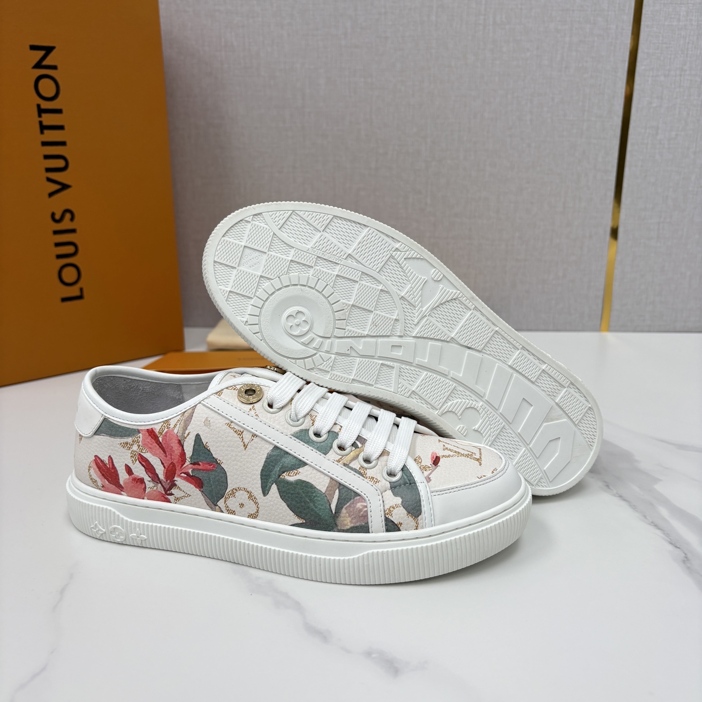 💋💍L家新品 情侣款👫 经典老花休闲板鞋运动鞋 以Monogram老花为品牌灵魂，将法式优雅与现代潮流完