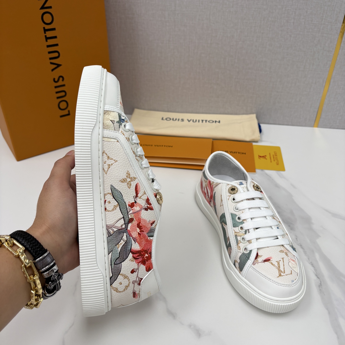 💋💍L家新品 情侣款👫 经典老花休闲板鞋运动鞋 以Monogram老花为品牌灵魂，将法式优雅与现代潮流完