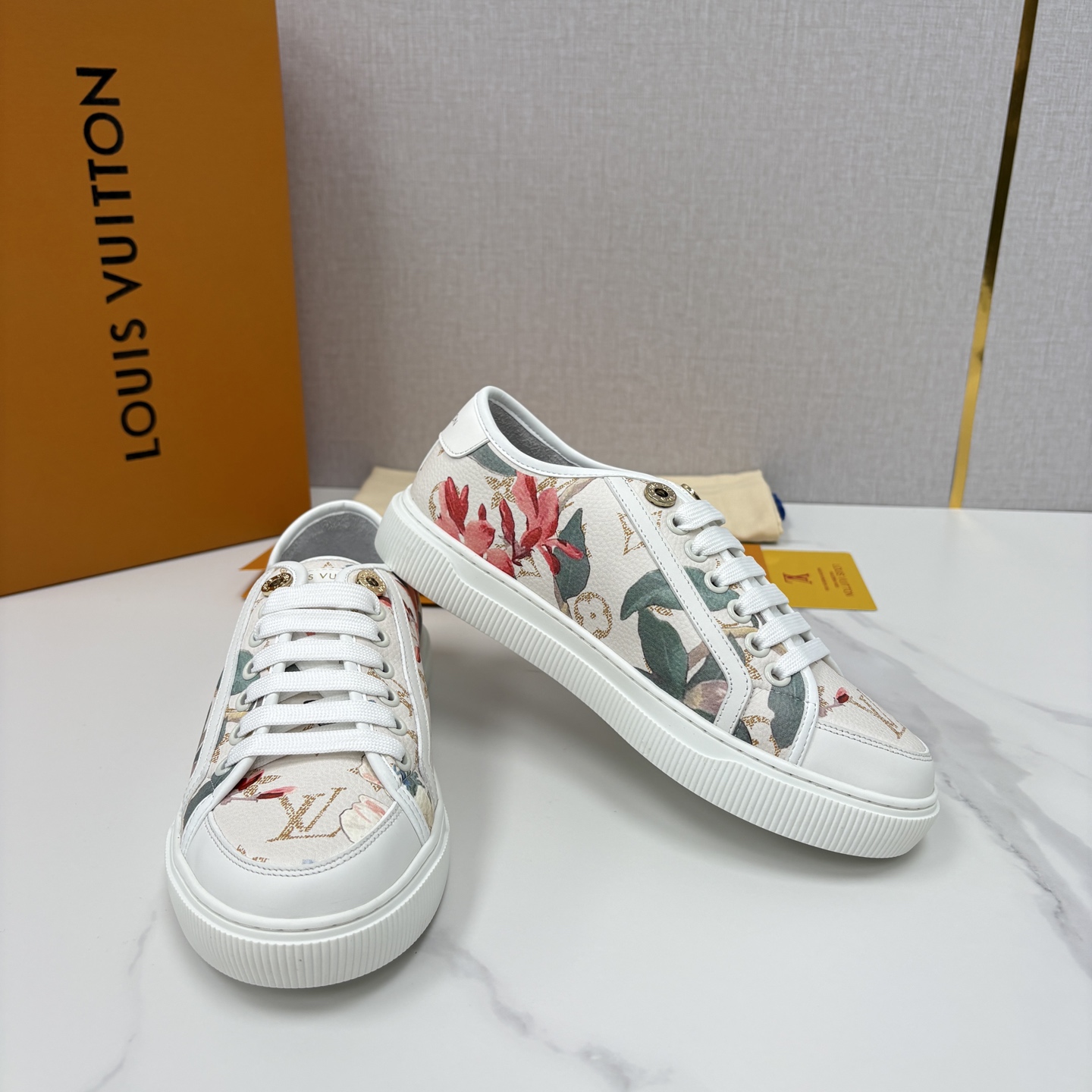 💋💍L家新品 情侣款👫 经典老花休闲板鞋运动鞋 以Monogram老花为品牌灵魂，将法式优雅与现代潮流完