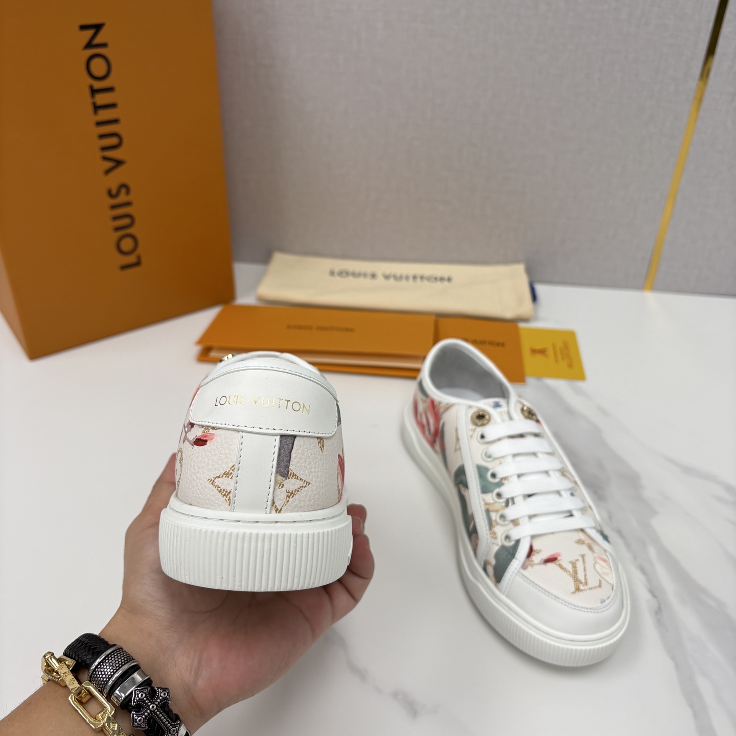 💋💍L家新品 情侣款👫 经典老花休闲板鞋运动鞋 以Monogram老花为品牌灵魂，将法式优雅与现代潮流完