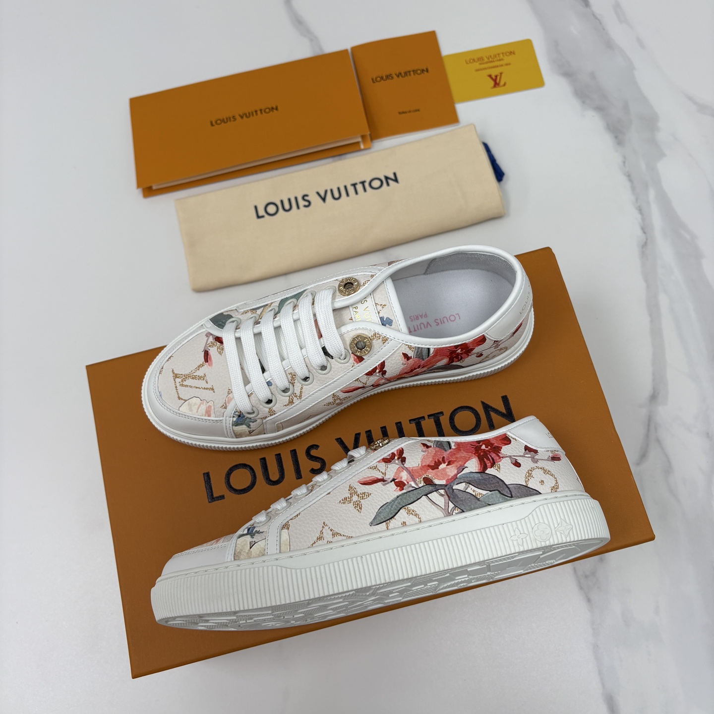 💋💍L家新品 情侣款👫 经典老花休闲板鞋运动鞋 以Monogram老花为品牌灵魂，将法式优雅与现代潮流完