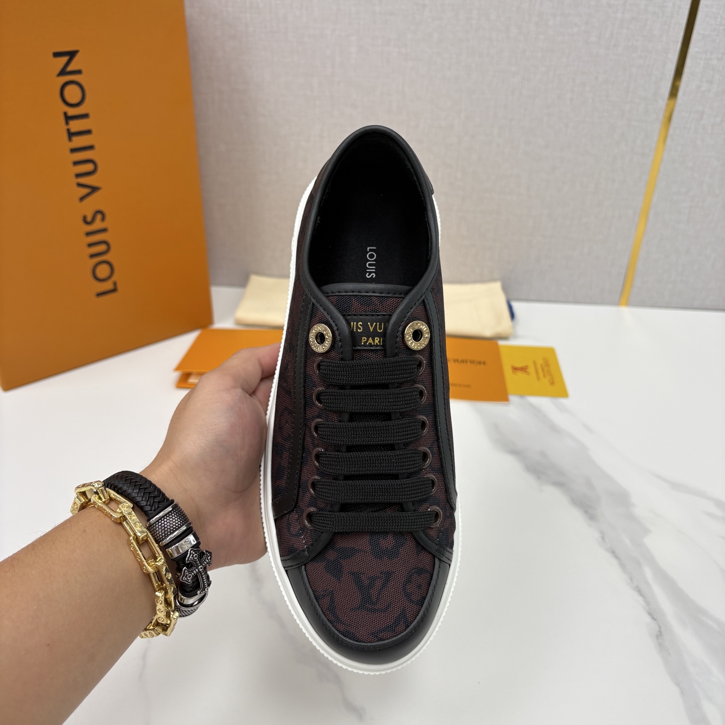 💋💍L家新品 情侣款👫 经典老花休闲板鞋运动鞋 以Monogram老花为品牌灵魂，将法式优雅与现代潮流完