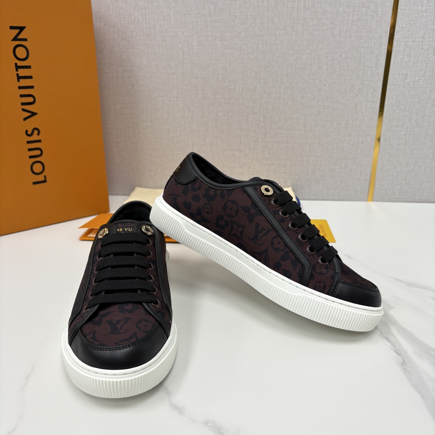 💋💍L家新品 情侣款👫 经典老花休闲板鞋运动鞋 以Monogram老花为品牌灵魂，将法式优雅与现代潮流完