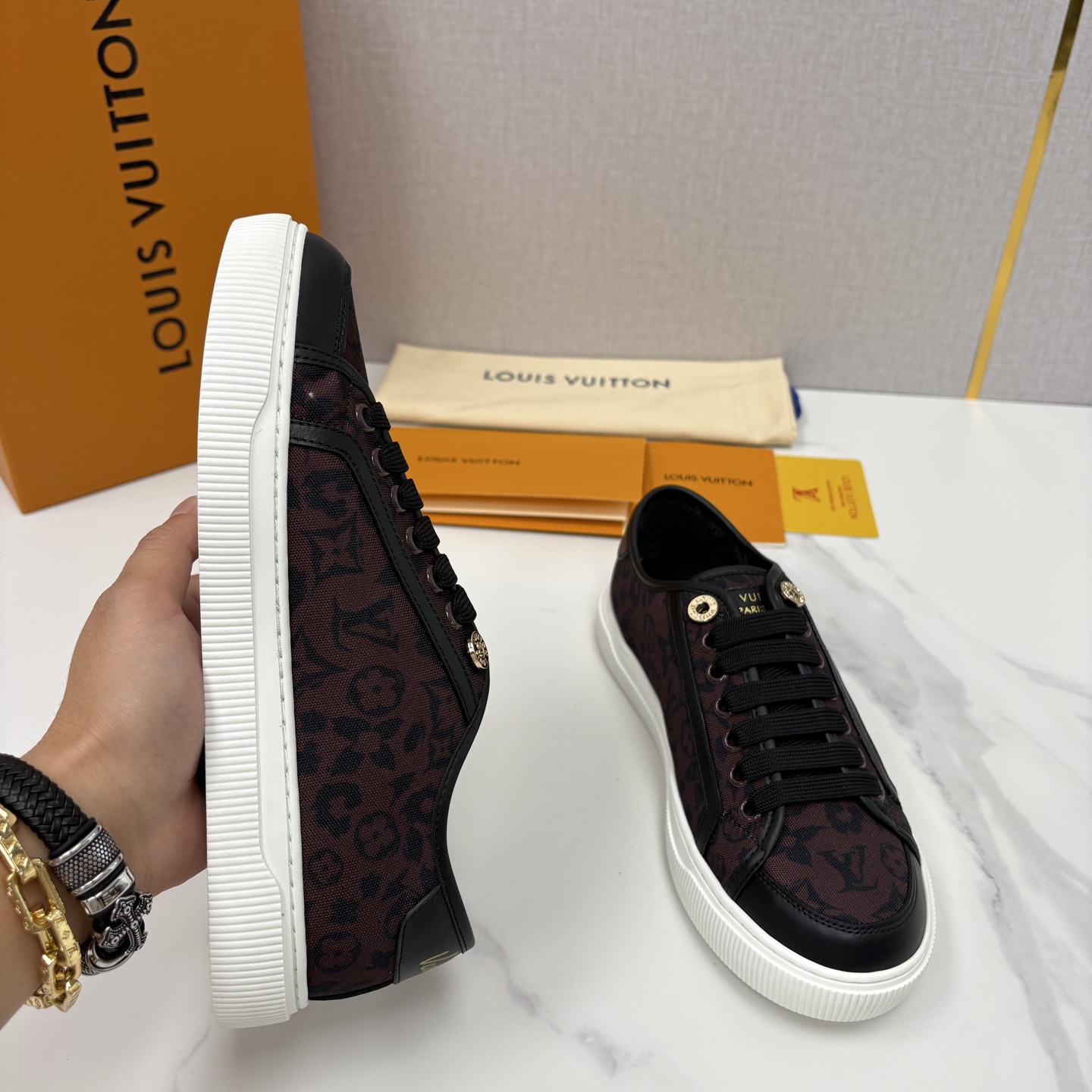 💋💍L家新品 情侣款👫 经典老花休闲板鞋运动鞋 以Monogram老花为品牌灵魂，将法式优雅与现代潮流完