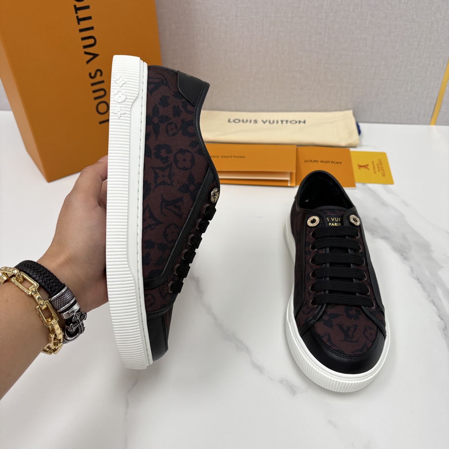 💋💍L家新品 情侣款👫 经典老花休闲板鞋运动鞋 以Monogram老花为品牌灵魂，将法式优雅与现代潮流完